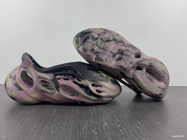 IG9562 Carbon Foam MX RNR Yeezy Adidas 0712